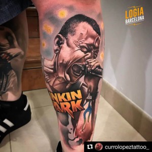 Tatuaje-pierna-cantante-logia-barcelona-Curro-Lopez 